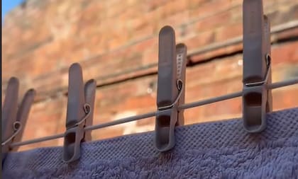 La revelación en redes sobre los pequeños agujeros circulares en los broches causó gran repercusión (Foto: Captura TikTok @jpee074)