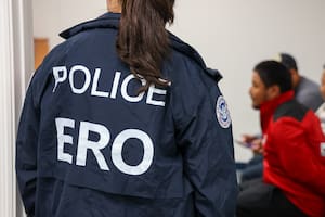 La revisión de antecedentes en la oficina de USCIS en Kendall activó la intervención de ICE
