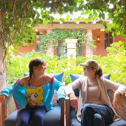 La revista People reseño que Thalía y su hija mayor, Sabrina Sabrina Sakaë, son excelentes amigas (Crédito: People)