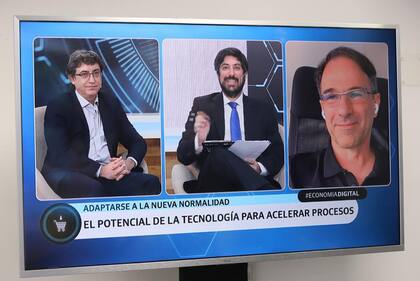A la derecha, Ricardo Moreno, presidente ejecutivo de Prisma Medios de Pago