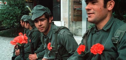 La Revolución de los Claveles fue el levantamiento militar que el 25 de abril de 1974 puso fin a la dictadura en Portugal y cerró la etapa del Estado Novo
