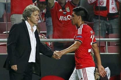 La revolución táctica: Jorge Jesus le enseñó a Enzo Pérez los secretos para jugar como volante central