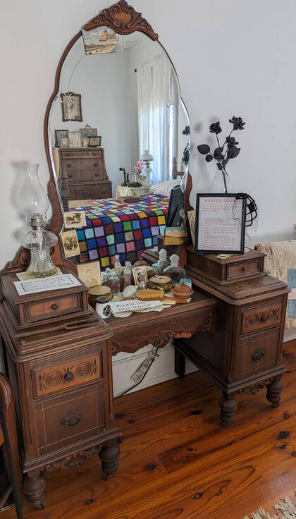 La Riddle House está abierta de jueves a sábado y ofrece recorridos guiados para los visitantes