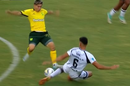 La riesgosa plancha de Mateo Aguiar sobre Facundo Mansilla, la roja bien sacada por Bryan Ferreyra, que igualmente necesitó de la ayuda del VAR para proceder de esa manera.