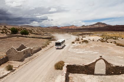La RN 40 y el colectivo Andes Norte, transporte más frecuente para los locales, desde la torre de la iglesia.