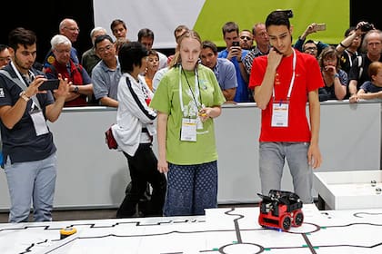 La RoboCup tiene diversas categorías, donde jóvenes de todo el mundo compiten para resolver diversos desafíos con proyectos robóticos a escala