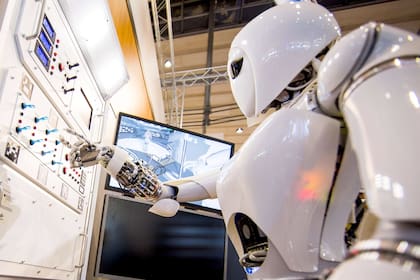 La robot AILA, (Androide Liviano con Inteligencia Artificial) tiene sensores en los dedos para poder manipular objetos de varios tamaños