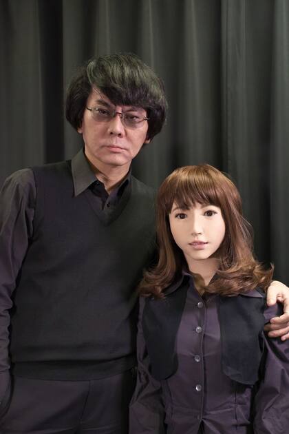 La robot Erica junto a Hiroshi Ishiguro, uno de sus creadores