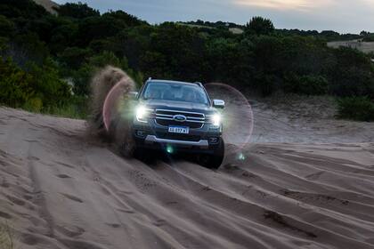 La robustez y versatilidad de la Raza Fuerte es puesta a prueba en la arena.