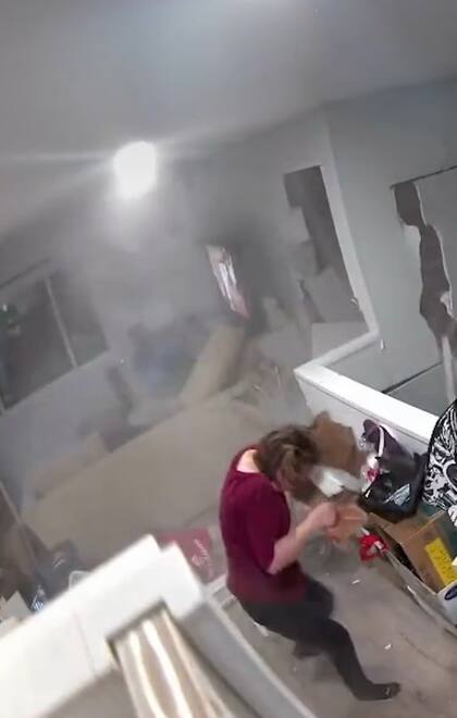 La roca atravesó paredes y destruyó la sala de la casa