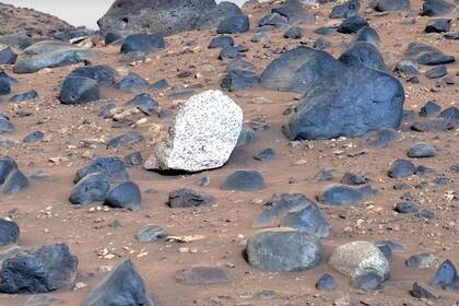 La roca blanca encontrada en Marte con una composición mineral única, es una anortosita, un tipo de roca rica en sílice