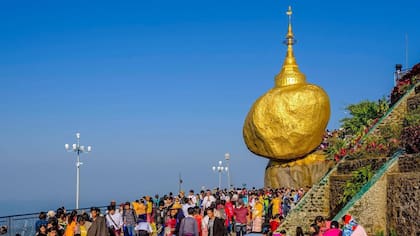 La Roca Dorada de Myanmar ha adquirido un significado religioso y es ahora una importante atracción turística (Getty images)