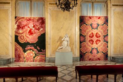 La rodocrosita, una piedra nacional brillante y rosa, le sirvió de inspiración para realizar en 2019 la serie de alfombras Pétalos para Fábrica de Catamarca