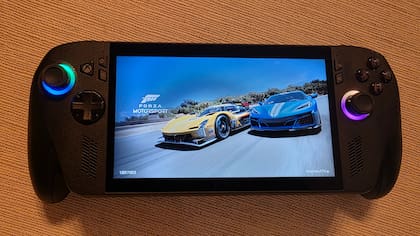 La ROG Xbox Ally X permite acceder a toda la biblioteca de juegos de PC y de Xbox vía Game Pass, pero como usa Windows 11 se puede usar Steam y otras plataformas