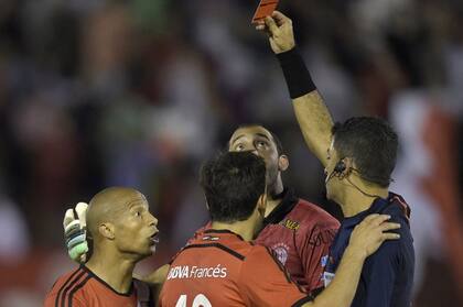 La roja que vio Sánchez en 2015 ante Huracán y que motivó la sanción de tres fechas por parte de la Conmebol.