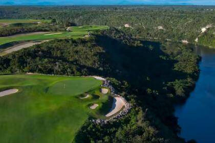 La Romana es uno de los destinos preferidos en República Dominicana, por sus encantos naturales y sus canchas de golf; además, destaca por sus campos de caña de azúcar, que conducen a preciosas playas de arena blanca desde Dominicus hasta Bayahíbe