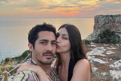 La romántica escapada del Chino Darín y Ursula Corberó en una isla española