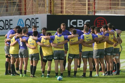 La ronda de los Pumas en el captains run, sin la presencia del coach, Hourcade