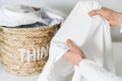 La ropa blanca puede mantener su color sin manchas (Foto Pexels)