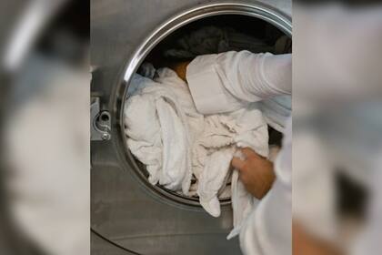 La ropa blanca se puede mantener como nueva con un correcto lavado (Foto Pexels)