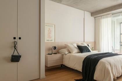 La ropa de cama de los cuartos es de VK Home y las lámparas de la mesa de luz son de Dimm. Las cortinas de gasa en color blanco entonado, refuerzan el concepto de calidez.