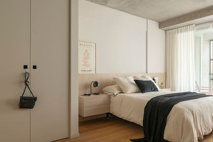 La ropa de cama de los cuartos es de VK Home y las lámparas de la mesa de luz son de Dimm. Las cortinas de gasa en color blanco entonado refuerzan el concepto de calidez.