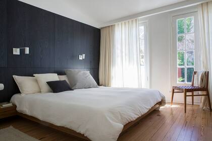 La ropa de cama en textiles naturales a tono con las lámparas amuradas (Huup Iluminación) que ya estaban desde antes de la obra.
