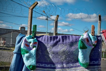 La ropa de los niños se seca al sol