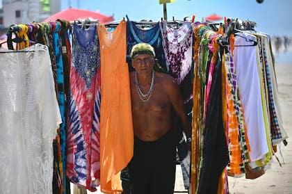 La ropa es lo que más se vende en la playa en el rubro no alimenticio.
