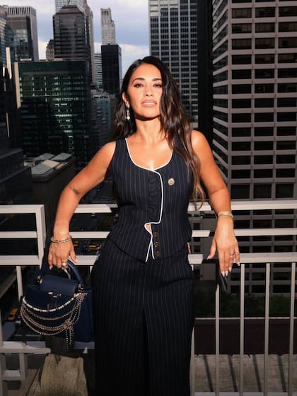 La rosarina se lució con un look sastrero de chaleco y pantalón con una cartera con cadenas (Foto: Instagram @antonelaroccuzzo)