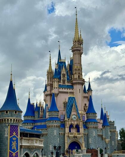 La rosarina y sus hijos pasaron el día en Magic Kingdom (Foto: Instagram @antonelaroccuzzo)