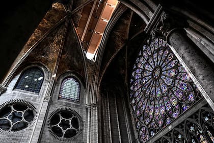 La roseta se ve durante el trabajo preliminar en la Catedral de Notre-Dame