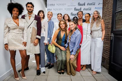 La royal con
las modelos de su
marca de ropa vintage,
My Lima Lima