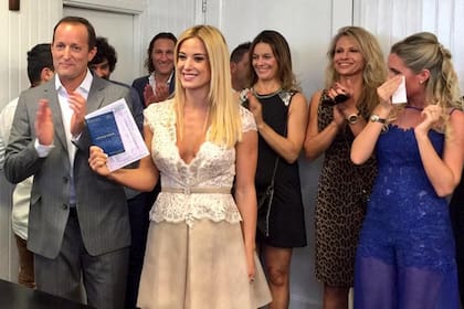 La rubia que está llorando emocionada con el paso por el civil de Jésica y Martín es la celestina de la pareja