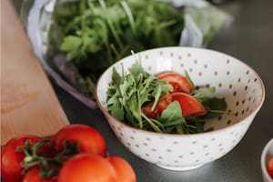 La rúcula es una de las verduras más fáciles de sembrar en esta época del año y permite cosechar hojas tiernas en poco tiempo