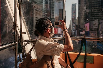 La rueda de la fortuna recién inaugurada gira en Times Square, en la ciudad de Nueva York. Como parte del impulso de la ciudad para vacunar a los residentes, se ofrecerán 100 viajes gratis todos los días hasta el 12 de septiembre a quienes hayan recibido la vacuna contra la COVID-19