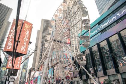 La rueda de la fortuna recién inaugurada gira en Times Square, en la ciudad de Nueva York. Como parte del impulso de la ciudad para vacunar a los residentes, se ofrecerán 100 viajes gratis todos los días hasta el 12 de septiembre a quienes hayan recibido la vacuna contra la COVID-19