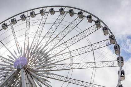 La rueda de la fortuna tiene 60 metros de altura y está en pleno downtown de Atlanta, frente al Centennial Olympic Museum.
