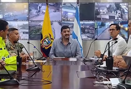 La rueda de prensa liderada por el alcalde de Guayaquil, Aquiles Álvarez