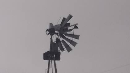 La rueda del molino del establecimiento del productor Darío Magi quedó totalmente destruida tras el paso de la tormenta en Saladillo