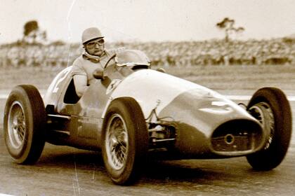 La rueda delantera izquierda de Froilán González a punto de salirse; fue en el GP Argentino de 1955