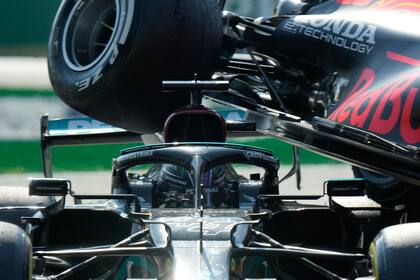 La rueda Red Bull de Max Verstappen sobre el Mercedes de Lewis Hamilton durante el Gran Premio de Italia, el domingo 12 de septiembre de 2021, en Monza.