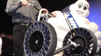 La rueda "Tweel" de Michelin se lanzó en 2005, pero se usa principalmente en vehículos de movimiento lento.
