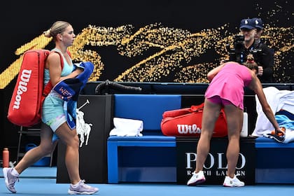 La rusa Maria Timofeeva deja la cancha luego de su derrota frente a Marta Kostyuk, ocupada en acomodar sus elementos
