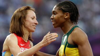 La rusa Savinova-Farnosova saluda a Semenya tras la prueba de 800 metros en Londres 2012