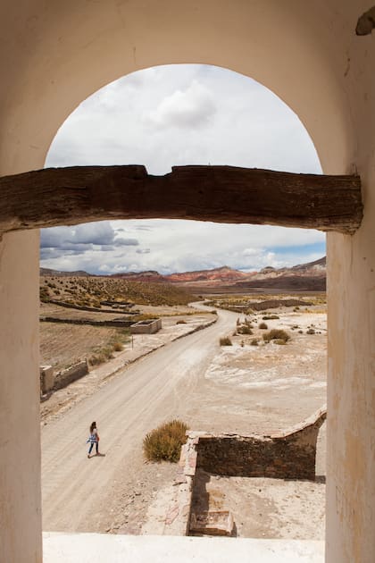 La ruta 40 y la serranía de Paicone, desde la torre de la capilla.