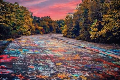 La ruta 61, que atravesaba Centralia y actualmente está cerrada, fue intervenida artísticamente y está repleta de grafitis