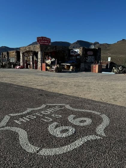 La ruta 66 atraviesa el pueblo de Oatman (Instagram/@ensembleauboutdumonde)