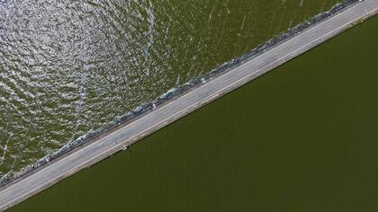 La ruta 7 quedó amenazada por la laguna