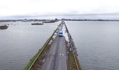 La ruta 8, en Arias, en el sudeste de Córdoba, amenazada por el agua